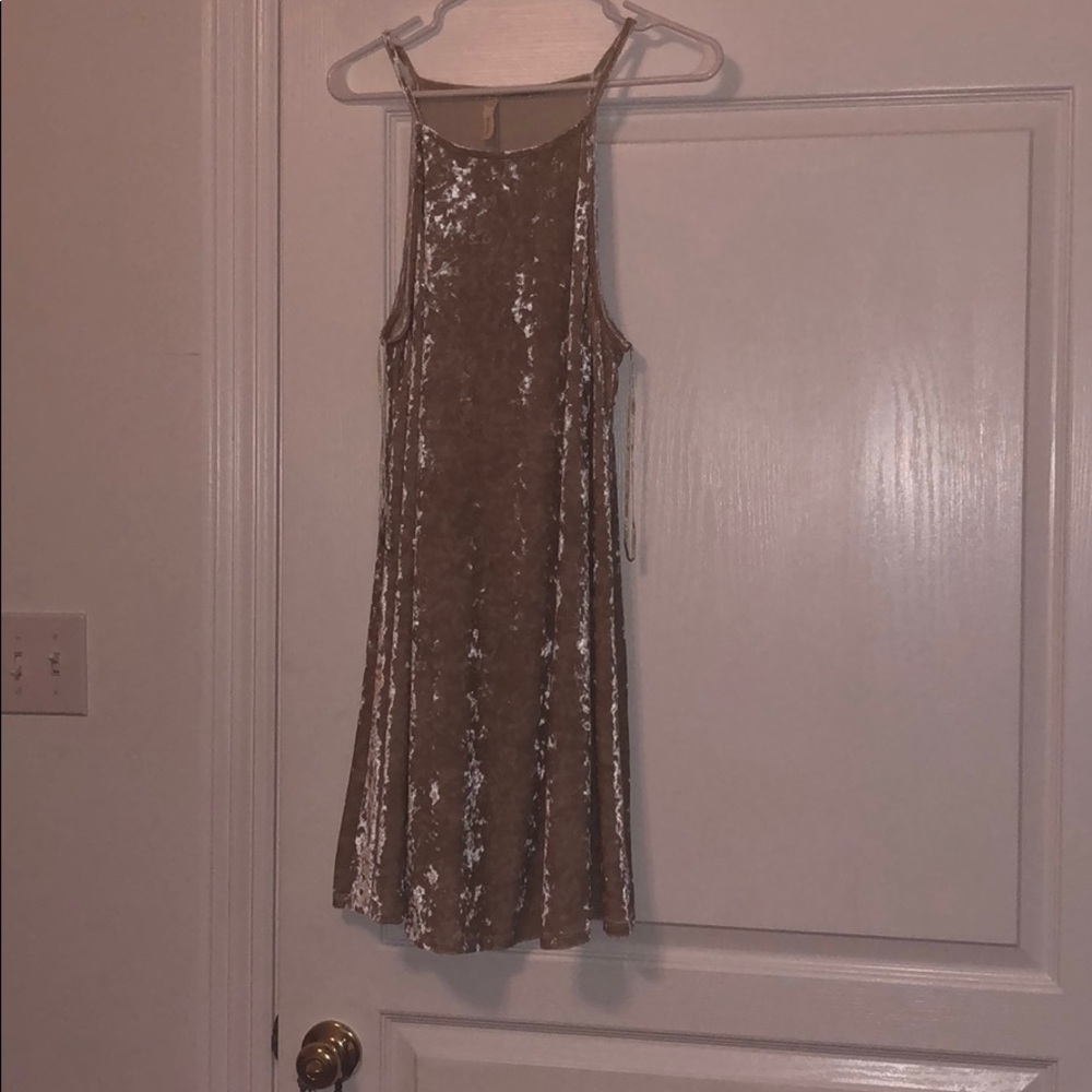 SIZE MEDIUM CRUSHED VELVET TAN SHIFT DRESS!!